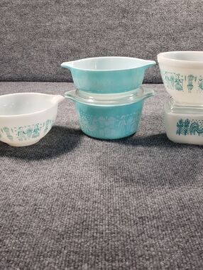 Set if 7 Vintage Pyrex Amish Butterprint Casderole Dishes, Bowls Turquoise White